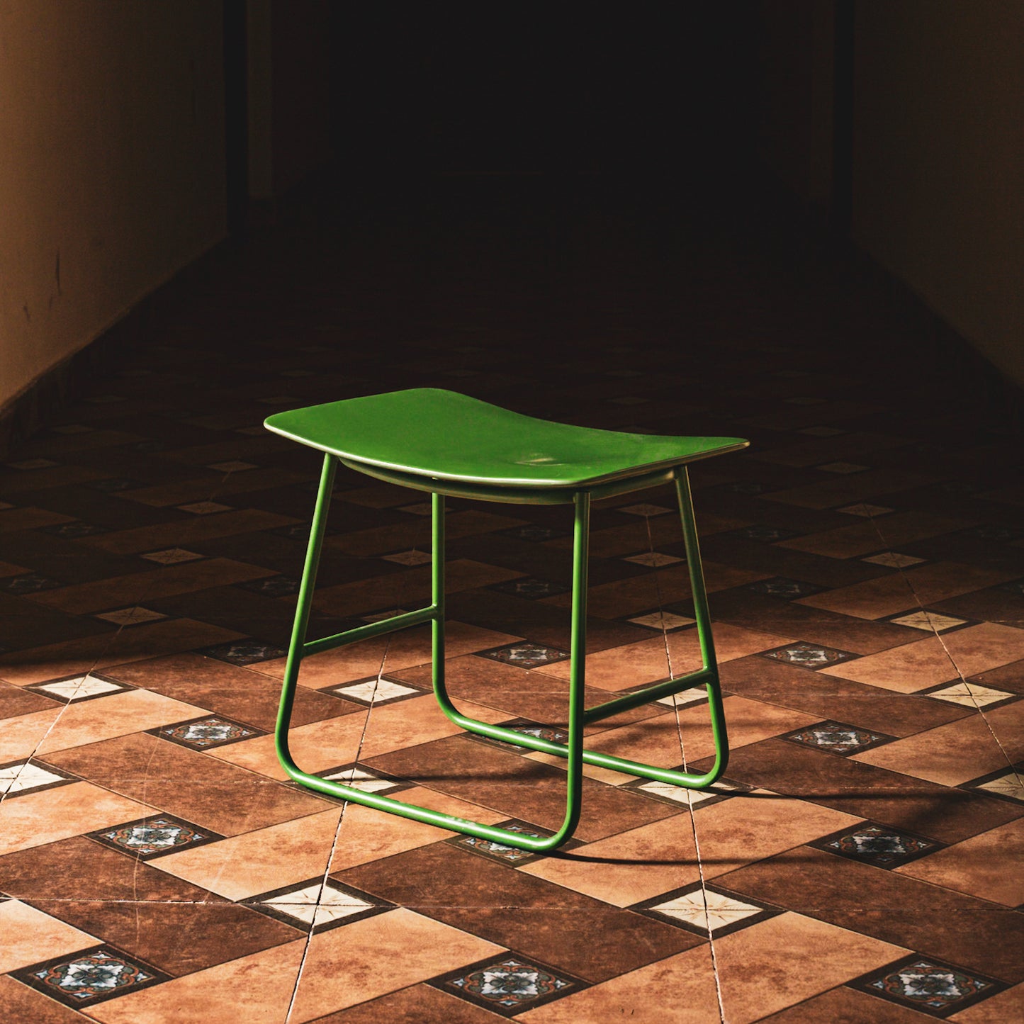 Qaus Stool